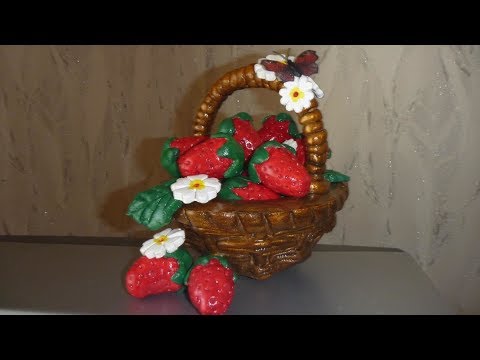 Видео: Корзинка из соленого теста с клубникой. Занимательное рукоделие .Мастер класс.