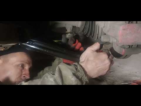 Видео: Удар в бордюр, замена рычага подвески Opel vectra a