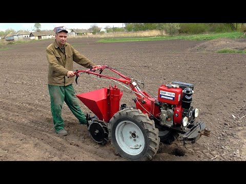 Видео: Полевые испытания самодельной картофелесажалки соседа.