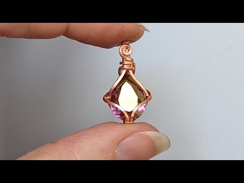 Видео: Мастер-класс по изготовлению мини-кулона Swarovski с огранёнными каплевидными кристаллами, обёрну...