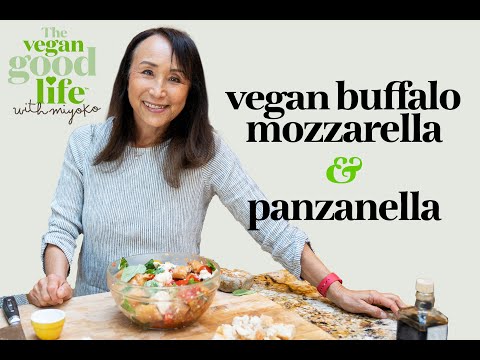 Видео: Простой веганский салат из моцареллы и панцанеллы из молока буйволицы с Миёко, королевой веганско...