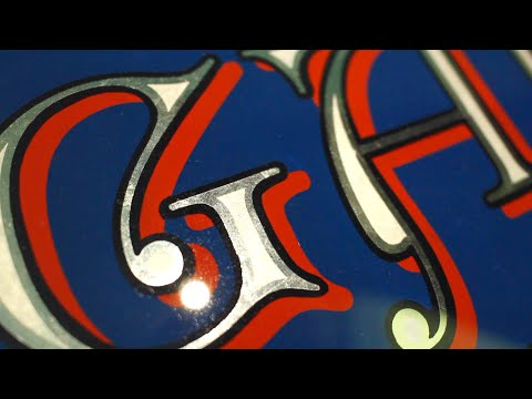 Видео: Роспись и золочение традиционной стеклянной вывески с использованием листового белого золота 12 к...