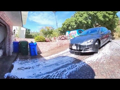 Видео: Что будет, если Залить Tesla водой???