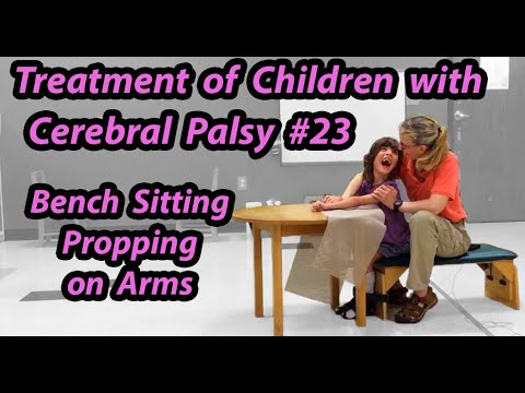 Видео: # 23 Сидя, опираясь на скамейку перед: упражнения для ребенка с церебральным параличом
