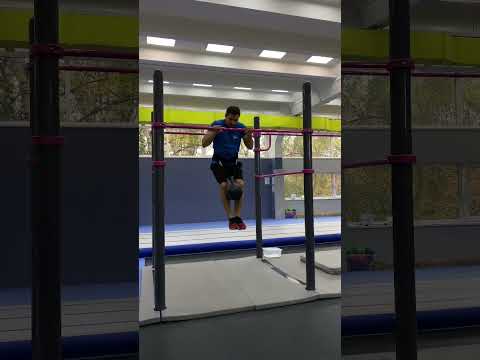 Видео: ЛЕГКО ! выход силой +32кг 💪🏻 #воркаут #тренировка #турник
