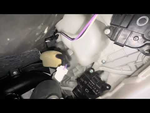 Видео: Как снять моторчик печки Ниссан Нот Е12