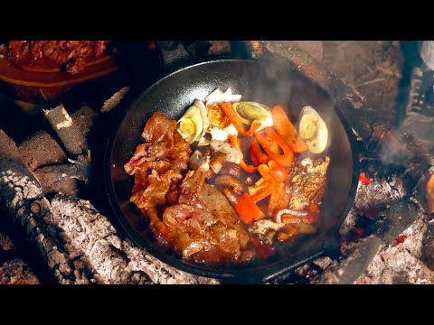 Видео: ЯКИНИКУ! Говядина НА КОСТРЕ по-японски/ Приготовлено в лесу!