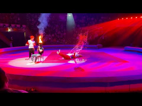 Видео: Фокусы с водой и огнем от клоунов. Цирк Юрия Никулина, Цирковой калейдоскоп в Казани