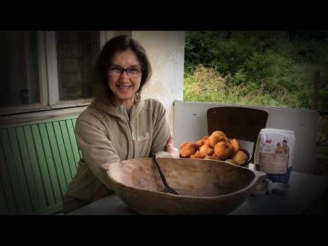 Видео: Мекички "Заешки къщички", замесени в копанката на баба. Една седмица сама на село. Ден 6. Юни 2023