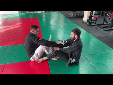 Видео: Роллинг в джиу джитсу и грэпплинге. Как он выглядит. BJJ rolling.
