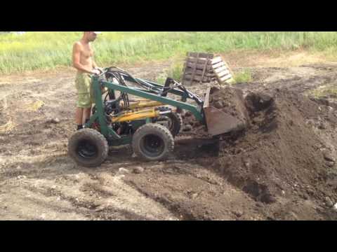 Видео: Мини погрузчик самодельный,  бортоповоротный,  в работе.