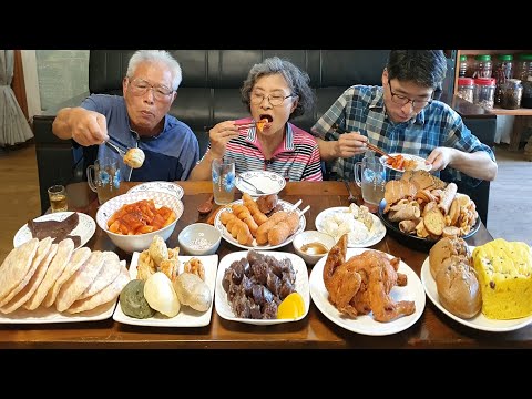 Видео: Я пошел на деревенский рынок Янпхён! (целая курица, токбокки, мороженое с фруктами, жареная еда)