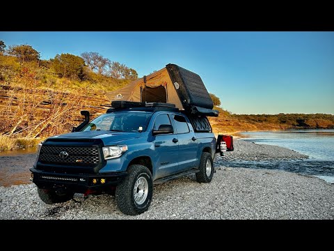 Видео: Кемпинг на берегу реки и ловля радужной форели в холмистой местности Техаса | Одиночный лагерь, л...