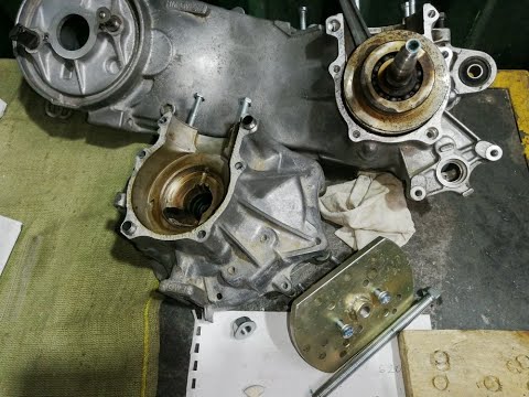 Видео: Скутер Honda Lead 90. Разборка картера двигателя. Выпрессовка коленвала. Часть 4.