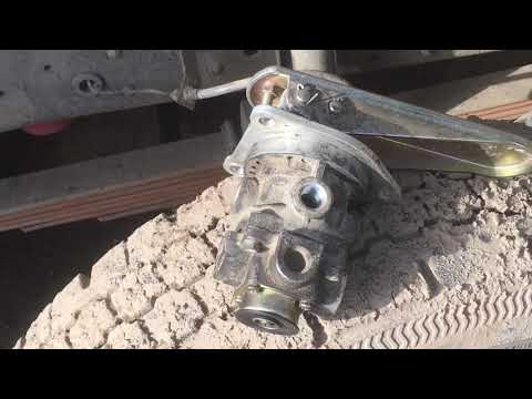 Видео: Клинят тормоза на гидро-воздушной системе, шипит главный тормозной кран
