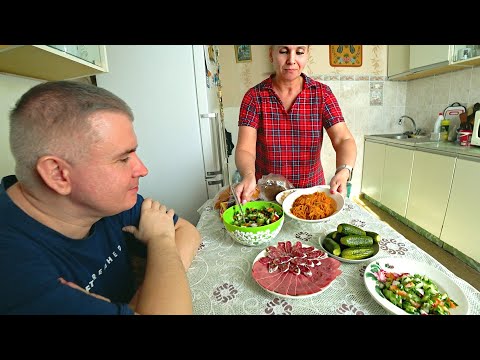 Видео: Мы в ГОСТЯХ у НАТАШИ, сразу усадили ЗА СТОЛ) Вован ОТЪЕДАЕТСЯ а я мучаюсь ДИЕТОЙ) Мне СПЕЦменю) Влог