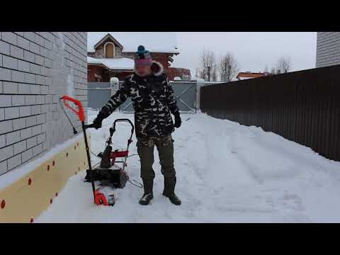 Видео: Обзор снегоуборочных машин. Хороши ли дешевые электрические снегоуборщики?