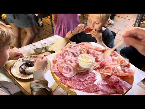 Видео: Bologna : вкусно! Весело и шумно !