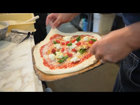 Видео: Итальянская кухня - лучшая неаполитанская пицца / Napoletana / Pizzeria / Japan / Cooking ASMR