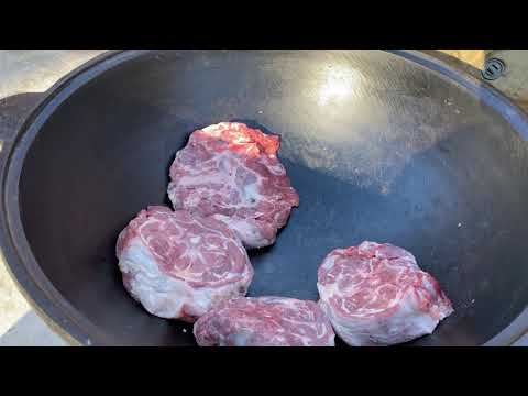 Видео: Как пожарить вкусно мясо в казане на костре? Рецепт из баранины