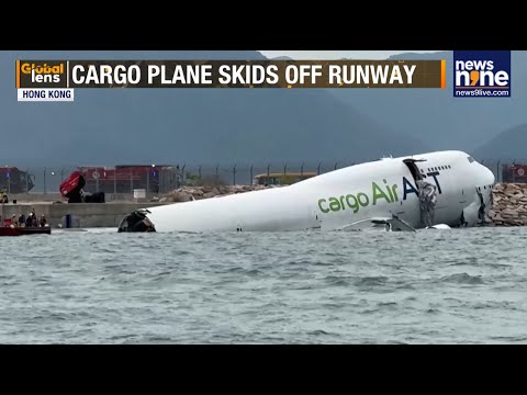 Видео: Грузовой самолет упал в море в аэропорту Гонконга | 2 погибших | News9