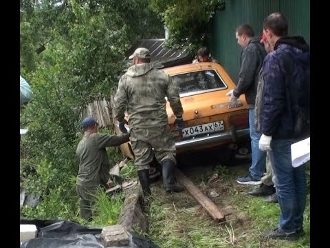 Видео: В гостях у хозяина интересных москвичей. Покупка и извлечение ИЖ Комби с края обрыва.