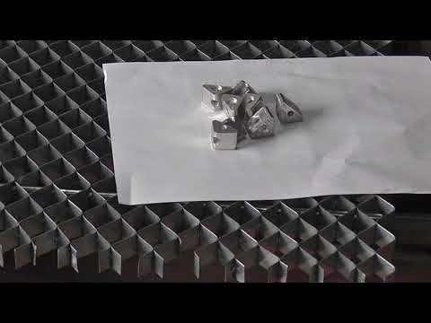 Видео: Сотовый стол оптоволоконного лазерника.