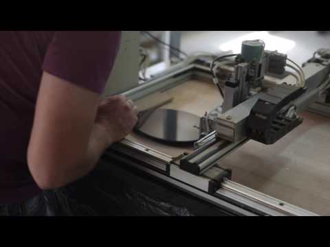 Видео: Гравировка портрета на памятнике "Студия Камня"