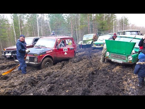 Видео: Стоковый ЛУАЗ и ГАЗ 69 против Нивы и УАЗа. Что делать, когда все застряли? Русская грязь