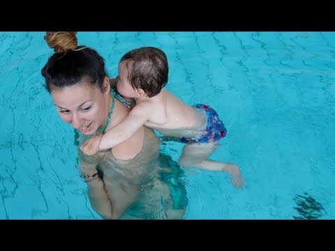 Видео: БЕБЕ СЕ УЧИ ДА ПЛУВА ПОД ВОДА