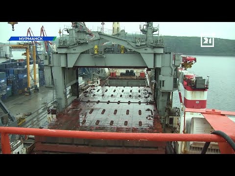 Видео: Необычное судно зашло в мурманский порт