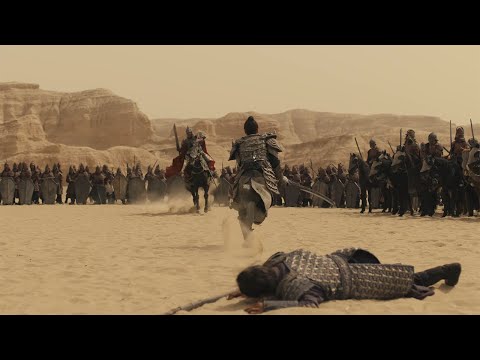 Видео: тощий мужчина бросился в толпу из десятков тысяч людей, чтобы спасти попавшего в ловушку брата!