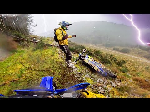 Видео: Езда на мотоцикле по бездорожью в экстремальных погодных условиях — это смешно!
