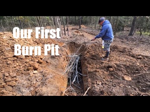 Видео: Мы выкопали нашу первую яму для сжигания мусора с помощью мини-экскаватора. Всё прошло успешно.