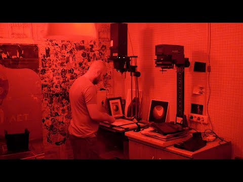Видео: Печатаем фотографии в тёмной комнате!