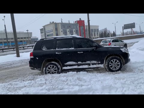 Видео: Снегопад в Москве 2021 года. Крузак застрял. Сильнейший в истории. Помогаем застрявшим в сугробах.