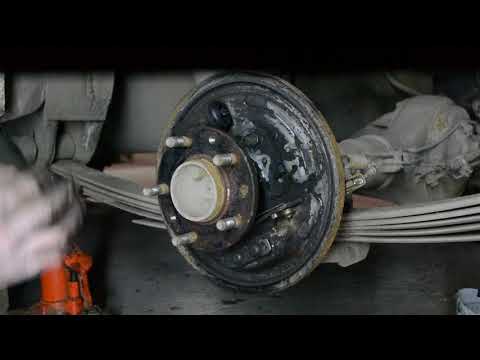 Видео: Задний тормоз Nissan Vanette. Часть 4. Устанавливаем колодки