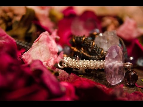 Видео: Кулон из проволоки GRIFFIN. Техника пружинка.