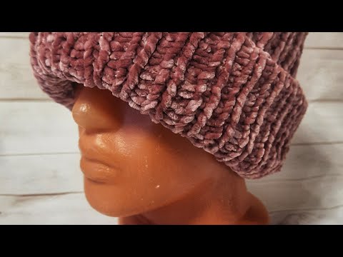 Видео: Стильная шапка из велюровой пряжи.