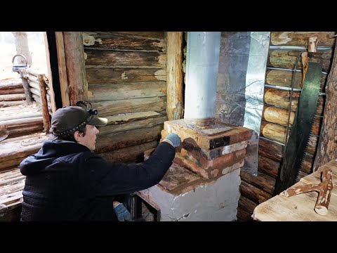 Видео: Землянка у реки. Дикий зверь пришел в гости. Модернизация печи и двери. Зима близко!