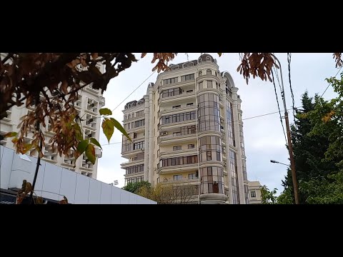 Видео: Сочи Центр. Улица Роз. Дворцы и хижины