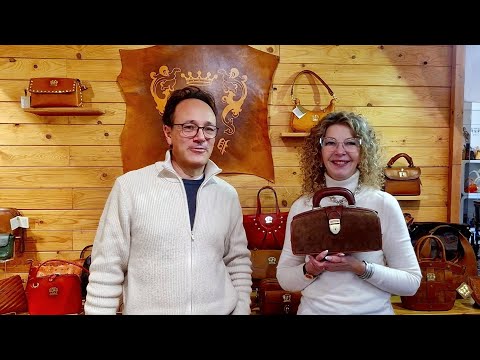 Видео: ПРЯМОЙ ЭФИР ИЗ ИТАЛИИ С ФАБРИКИ PRATESI S.R.L. Итальянские сумки PRATESI из кожи вакетта #fashion