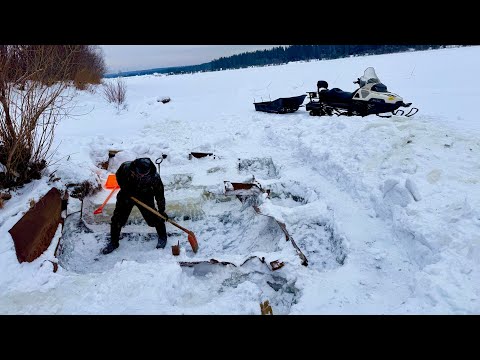 Видео: ДОСТАЁМ ЗАТОНУВШУЮ БАРЖУ ИЗ РЕКИ. ТРУДОВОЙ МЕТАЛЛ. ВЕЗЁМ ВАЛЕЖНИК НА  СНЕГОХОДАХ.