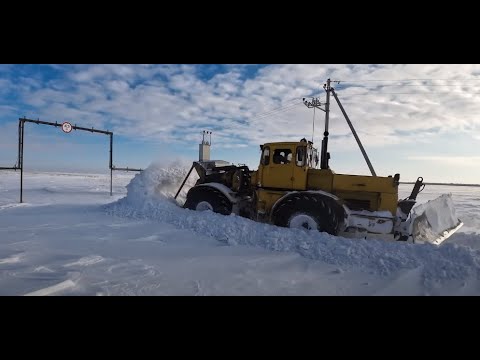 Видео: Трактор Кировец. Пробиваю и расширяю дороги после метели.