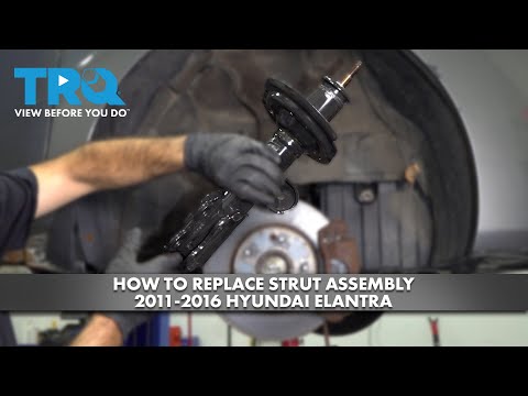 Видео: Как заменить переднюю стойку в сборе на Hyundai Elantra 2011-2016 годов