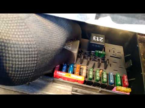 Видео: АУДИ 80 Б4 реле топливного насоса