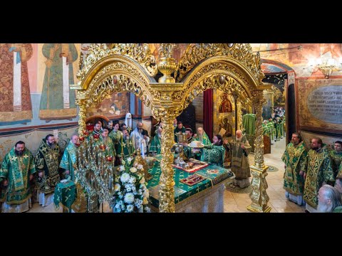 Видео: Патриаршая Божественная литургия в Успенском соборе Свято -Троицкой Сергиевой лавры.