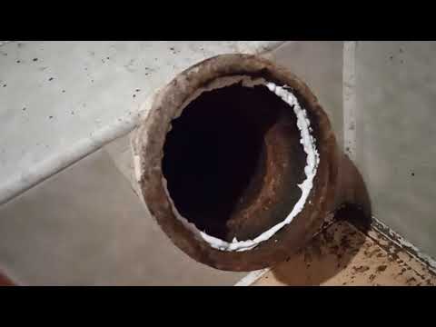 Видео: Как установить унитаз