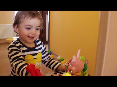 Видео: VLOG Утро маленькой Алисы. Бабушка танцует.