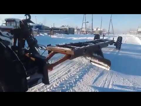Видео: Якутянин ровняет улицы родного села самодельным грейдером